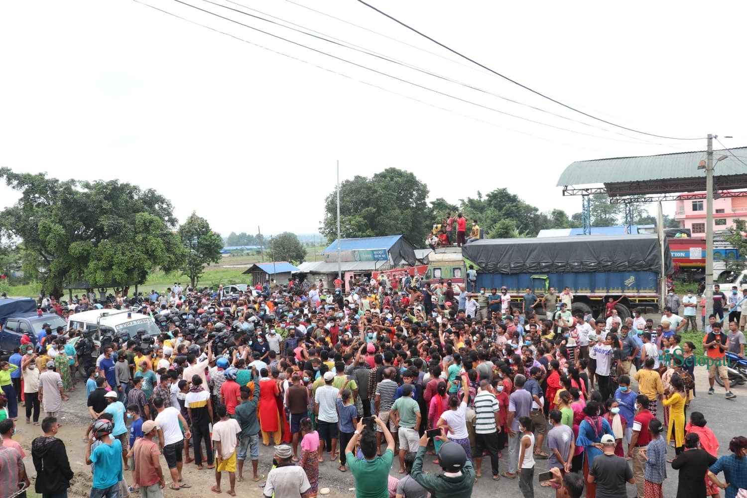 प्रहरीले दोषी पत्ता लगाउन नसकेको भन्दै चितवनमा स्थानीयले गरेको प्रदर्शन।